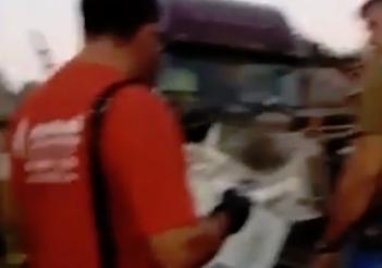 Freightliner снес Nissan и стену дома в станице Варениковской: видео